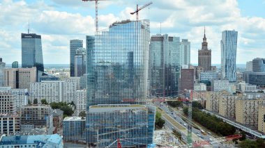 Varşova, Polonya. 26 Temmuz 2019. Mennica Legacy Tower ofis binasının inşaatı.