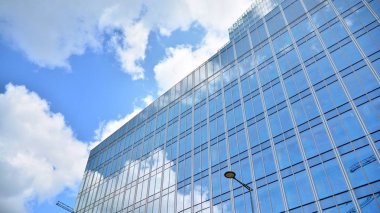 Varşova, Polonya. 26 Temmuz 2019. Mennica Legacy Tower ofis binasının inşaatı.