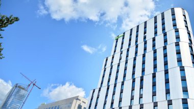 Varşova, Polonya. 26 Temmuz 2019. Mennica Legacy Tower ofis binasının inşaatı.