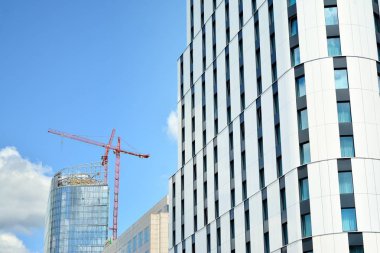 Varşova, Polonya. 26 Temmuz 2019. Mennica Legacy Tower ofis binasının inşaatı.