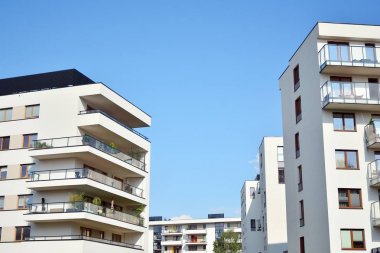 Modern çok katlı lüks konut konsepti. Mavi gökyüzü ve bulutlar ile modern daire Binası.