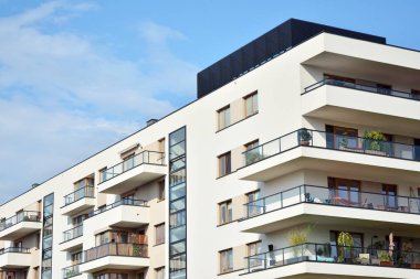 Modern çok katlı lüks konut konsepti. Mavi gökyüzü ve bulutlar ile modern daire Binası.