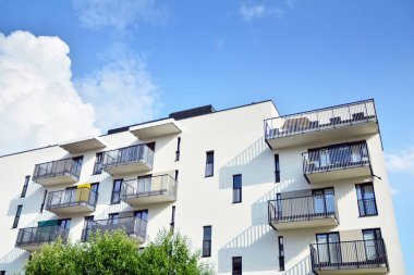 Modern çok katlı lüks konut konsepti. Mavi gökyüzü ve bulutlar ile modern daire Binası.