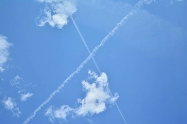 Blauer Himmel Mit Ebenen Dampfspuren — Stockfoto