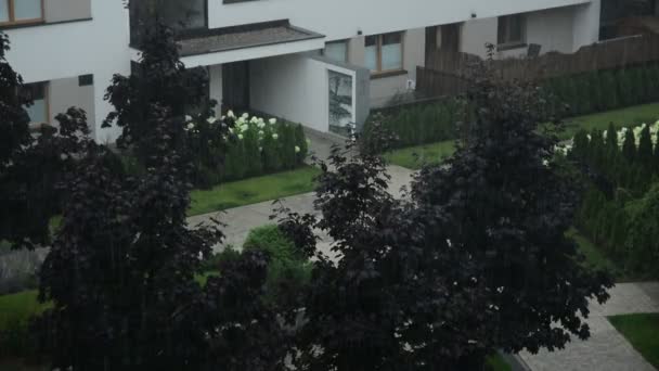 Regenachtige Dag Scène Met Appartement Gebouw Achtergrond — Stockvideo