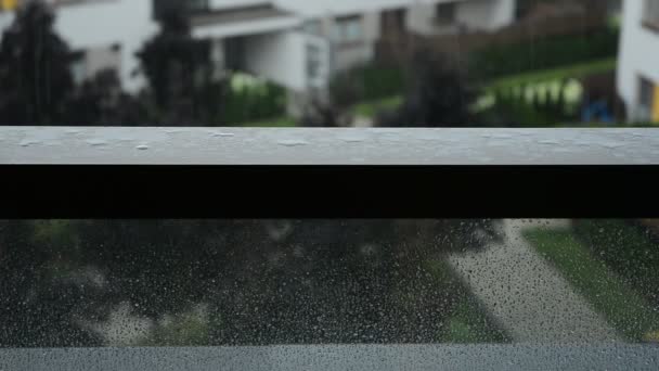 Nederbörd Regn Från Glas Balkongen — Stockvideo