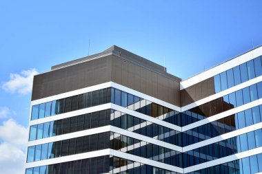 İş merkezinde yeni ofis binası. Duvar mavi gökyüzü ile çelik ve camdan yapılmış. Modern kurumsal mimari - iş ve başarı kavramı.
