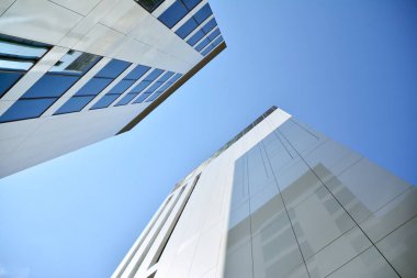 İş merkezinde yeni ofis binası. Duvar mavi gökyüzü ile çelik ve camdan yapılmış. Modern kurumsal mimari - iş ve başarı kavramı.