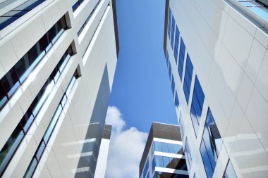 İş merkezinde yeni ofis binası. Duvar mavi gökyüzü ile çelik ve camdan yapılmış. Modern kurumsal mimari - iş ve başarı kavramı.
