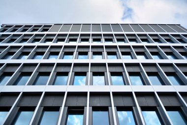 İş merkezinde yeni ofis binası. Duvar mavi gökyüzü ile çelik ve camdan yapılmış. Modern kurumsal mimari - iş ve başarı kavramı.