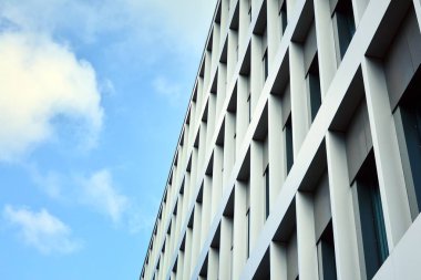 İş merkezinde yeni ofis binası. Duvar mavi gökyüzü ile çelik ve camdan yapılmış. Modern kurumsal mimari - iş ve başarı kavramı.