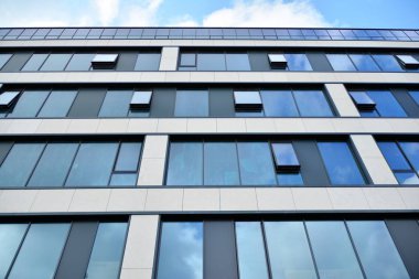 İş merkezinde yeni ofis binası. Duvar mavi gökyüzü ile çelik ve camdan yapılmış. Modern kurumsal mimari - iş ve başarı kavramı.