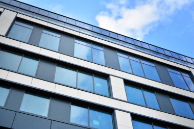 İş merkezinde yeni ofis binası. Duvar mavi gökyüzü ile çelik ve camdan yapılmış. Modern kurumsal mimari - iş ve başarı kavramı.