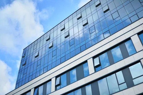 Nuevo Edificio Oficinas Centro Negocios Pared Acero Vidrio Con Cielo — Foto de Stock