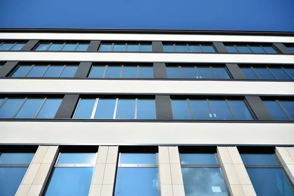 Nová Kancelářský Budova Obchodním Centru Stěna Oceli Skla Modrou Oblohou — Stock fotografie