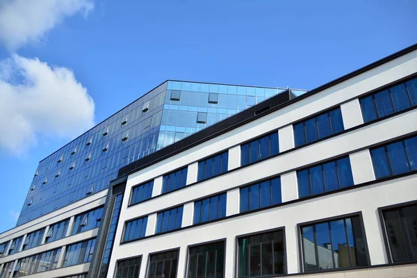 ビジネスセンターに新しいオフィスビル 青空のスチールとガラスで作られた壁 近代的な企業アーキテクチャ ビジネスと成功の概念 — ストック写真