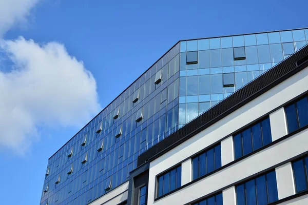 Nuevo Edificio Oficinas Centro Negocios Pared Acero Vidrio Con Cielo — Foto de Stock