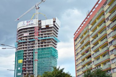 Szczecin, Polonya. 2 Ağustos 2019. Hanza Tower ofis binası inşaatı.