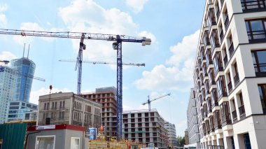 Varşova, Polonya. 6 Ağustos 2019. Browary Warszawskie inşaatı. Ofis ve konut binaları.