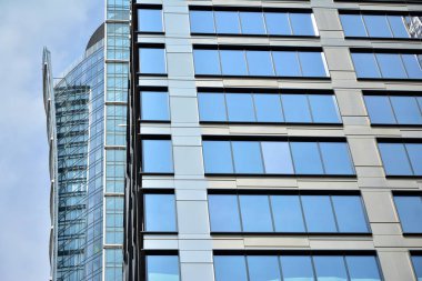 Ofisler için modern bir binanın pencereleri. İş binaları mimarisi.