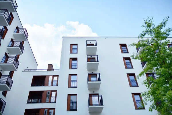 Hedendaagse Woongebouw Buitenkant Het Daglicht Moderne Appartementengebouwen Een Zonnige Dag — Stockfoto