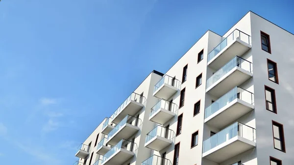 当代住宅建筑在白天的外部 在阳光灿烂的日子里 现代化的公寓楼 蓝蓝的天空 现代化公寓楼的立面 — 图库照片