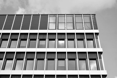 Ofisler için modern bir binanın pencereleri. İş binaları mimarisi. Siyah beyaz.