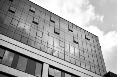 Ofisler için modern bir binanın pencereleri. İş binaları mimarisi. Siyah beyaz.