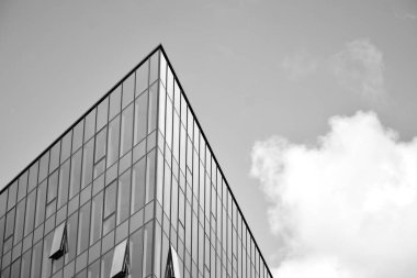 Ofisler için modern bir binanın pencereleri. İş binaları mimarisi. Siyah beyaz.