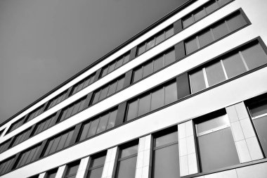 Ofisler için modern bir binanın pencereleri. İş binaları mimarisi. Siyah beyaz.