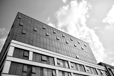 Ofisler için modern bir binanın pencereleri. İş binaları mimarisi. Siyah beyaz.