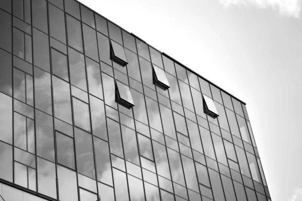 一座现代化办公楼的窗户 商务建筑建筑 — 图库照片