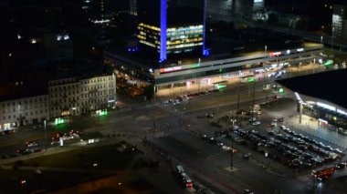 Varşova, Polonya. 9 Ağustos 2019. Gökdelenlerin ve binaların gece manzarası.