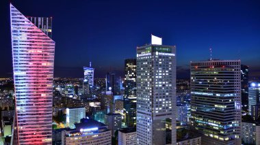 Varşova, Polonya. 9 Ağustos 2019. Gökdelenlerin ve binaların gece manzarası. Varşova'nın havadan görünümü. Gece Varşova şehir merkezi.