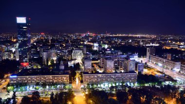 Varşova, Polonya. 9 Ağustos 2019. Gökdelenlerin ve binaların gece manzarası. Varşova'nın havadan görünümü. Gece Varşova şehir merkezi.