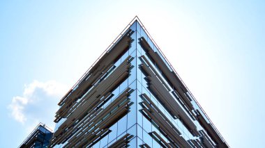  Binanın pencerelerinde yansıması ile Modern ofis binası. Şehir merkezinde yeni ofis binası.