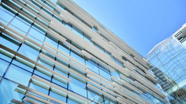  Binanın pencerelerinde yansıması ile Modern ofis binası. Şehir merkezinde yeni ofis binası.