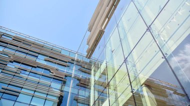  Binanın pencerelerinde yansıması ile Modern ofis binası. Şehir merkezinde yeni ofis binası.