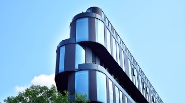  Binanın pencerelerinde yansıması ile Modern ofis binası. Şehir merkezinde yeni ofis binası.