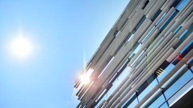  Binanın pencerelerinde yansıması ile Modern ofis binası. Şehir merkezinde yeni ofis binası.