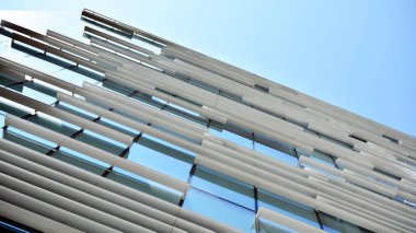  Binanın pencerelerinde yansıması ile Modern ofis binası. Şehir merkezinde yeni ofis binası.