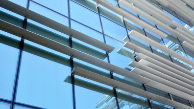  Binanın pencerelerinde yansıması ile Modern ofis binası. Şehir merkezinde yeni ofis binası.