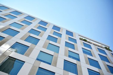  Binanın pencerelerinde yansıması ile Modern ofis binası. Şehir merkezinde yeni ofis binası.