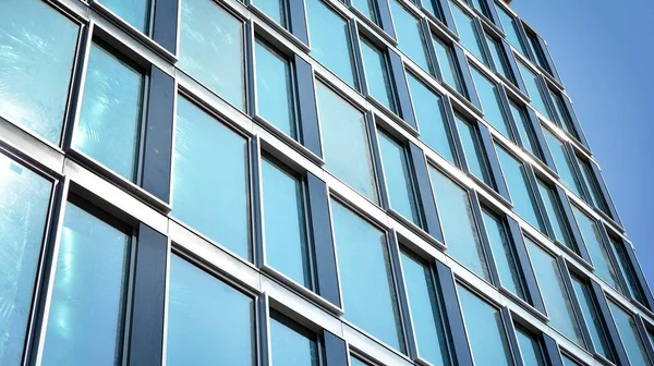 Binanın Pencerelerinde Yansıması Ile Modern Ofis Binası Şehir Merkezinde Yeni — Stok fotoğraf