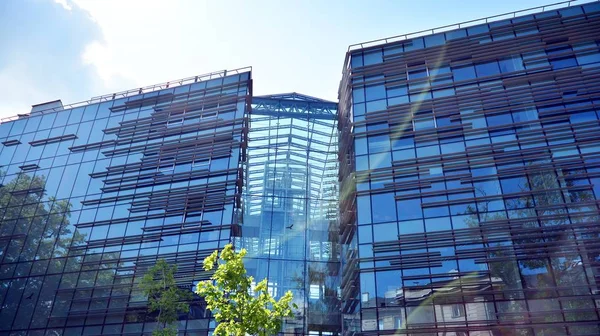 现代办公楼 在建筑的窗户上反射 市中心新办公楼 — 图库照片