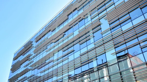 建物の窓に反射を持つ近代的なオフィスビル 市内中心部に新しいオフィスビル — ストック写真