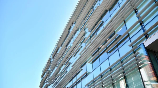 Moderno Edificio Oficinas Con Reflejo Las Ventanas Del Edificio Nuevo — Foto de Stock