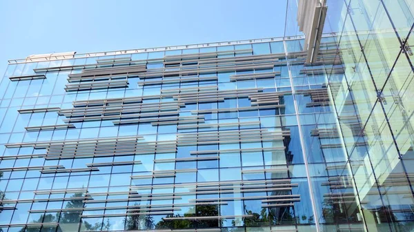 Binanın Pencerelerinde Yansıması Ile Modern Ofis Binası Şehir Merkezinde Yeni — Stok fotoğraf