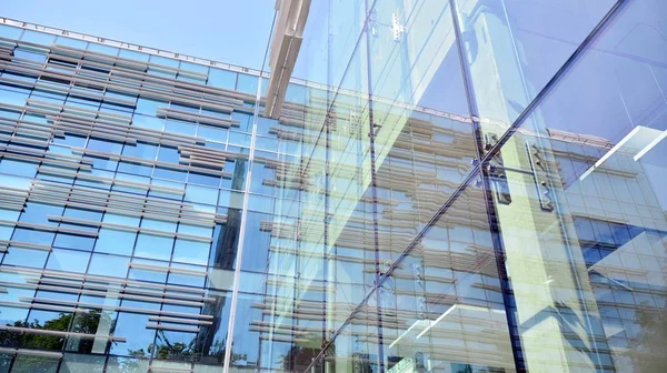  Binanın pencerelerinde yansıması ile Modern ofis binası. Şehir merkezinde yeni ofis binası.