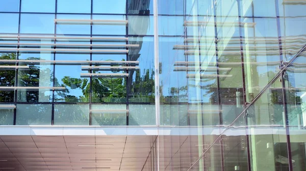 건물의 창문에 반사와 현대적인 사무실 도심의 새로운 오피스 — 스톡 사진